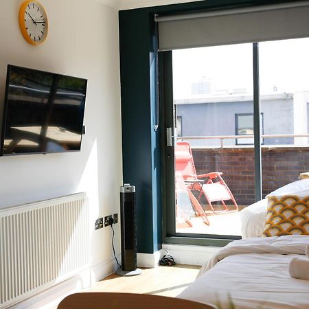 New Luxury Apartments In Central Location Next To Shops, Cafes, Bars & Metro Londra Dış mekan fotoğraf