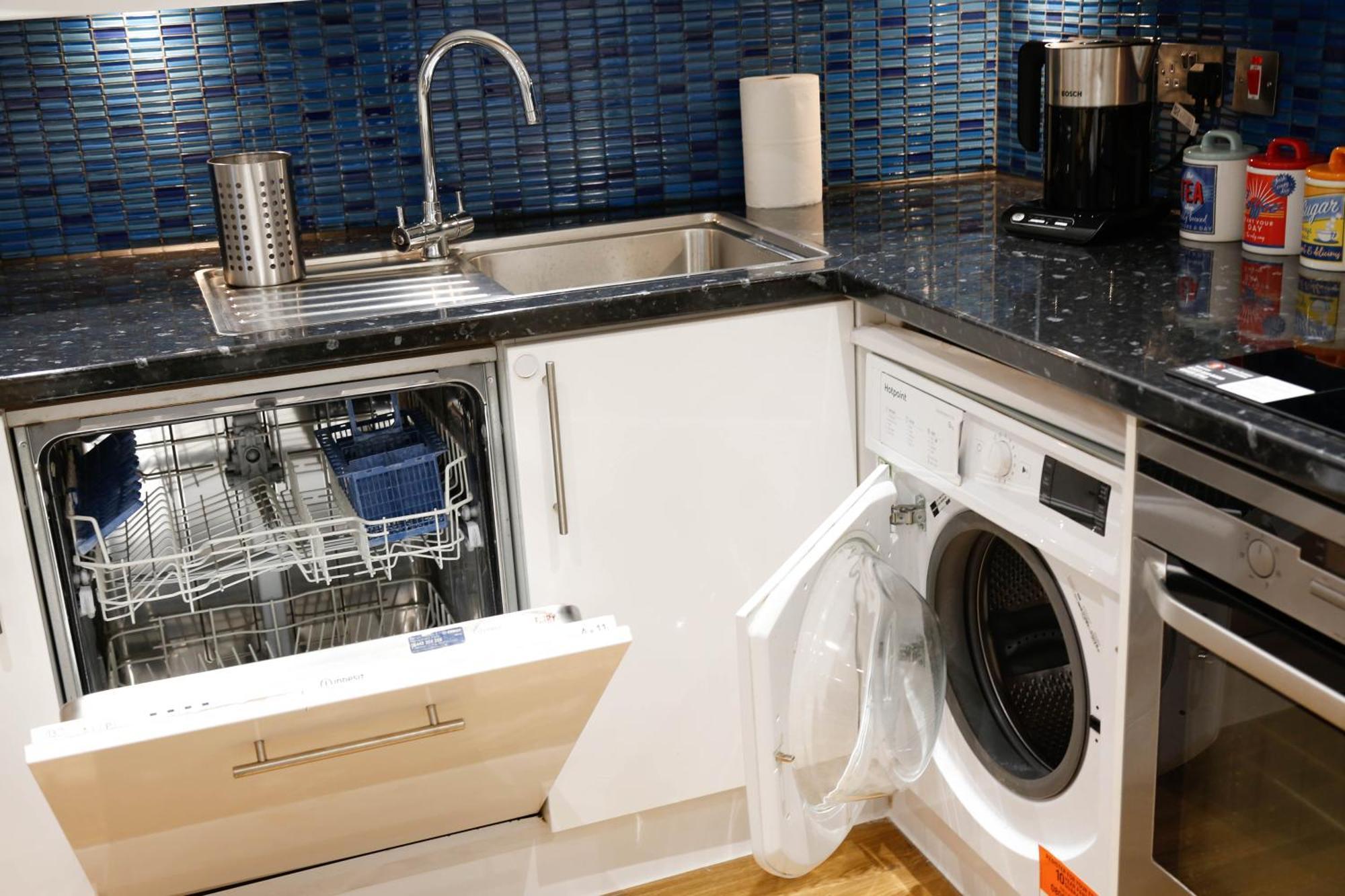 New Luxury Apartments In Central Location Next To Shops, Cafes, Bars & Metro Londra Dış mekan fotoğraf