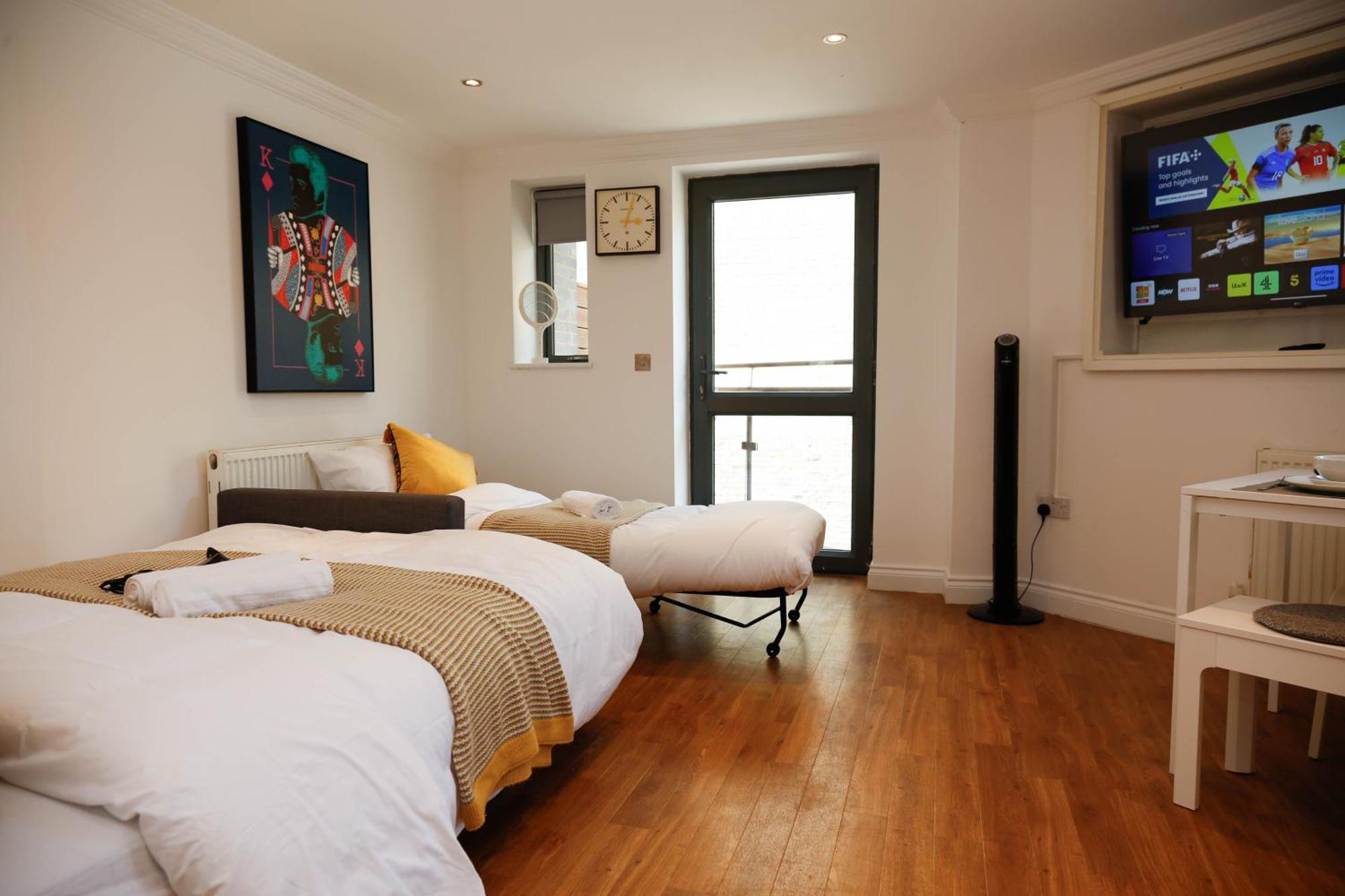 New Luxury Apartments In Central Location Next To Shops, Cafes, Bars & Metro Londra Dış mekan fotoğraf