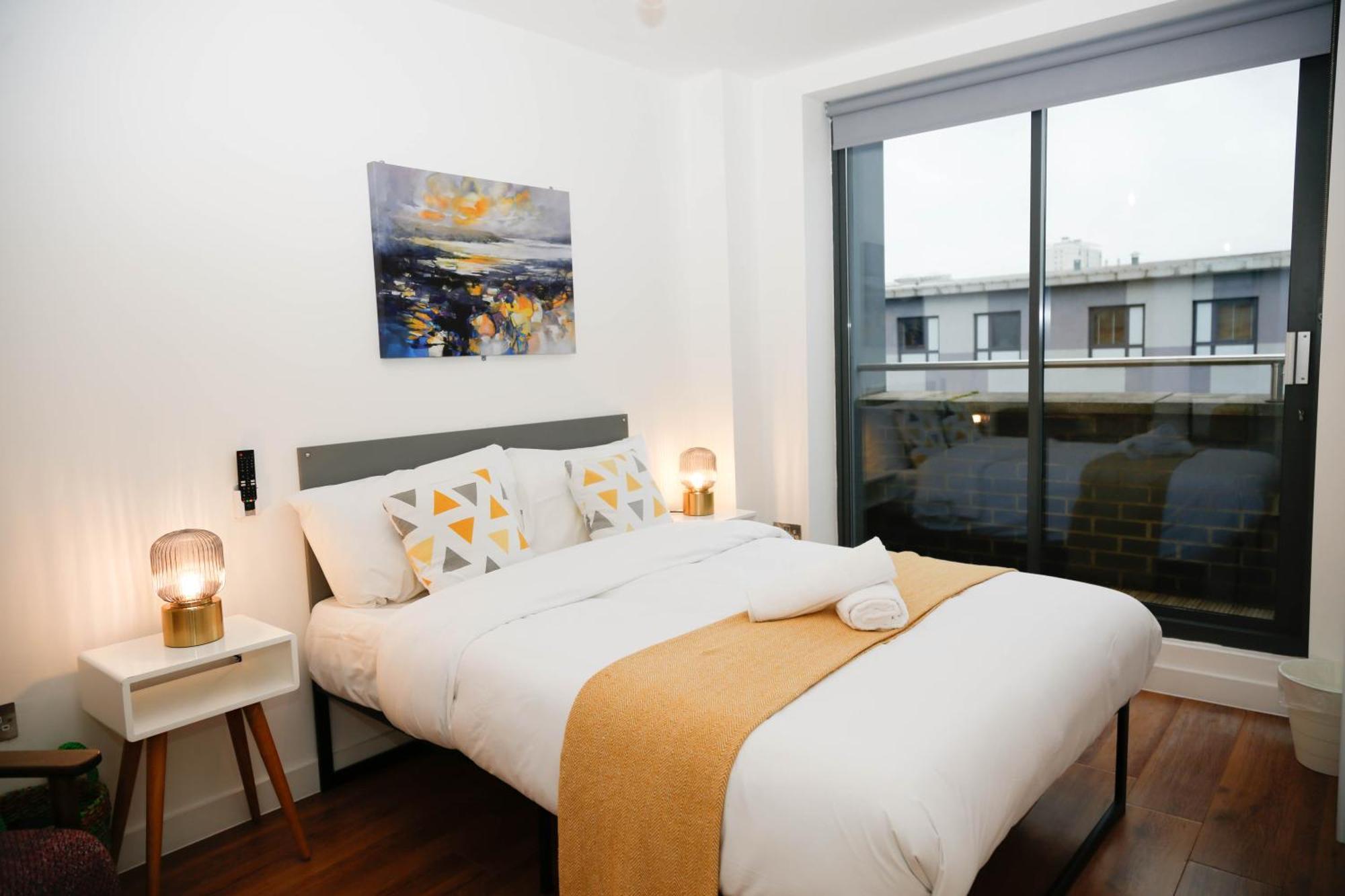 New Luxury Apartments In Central Location Next To Shops, Cafes, Bars & Metro Londra Dış mekan fotoğraf