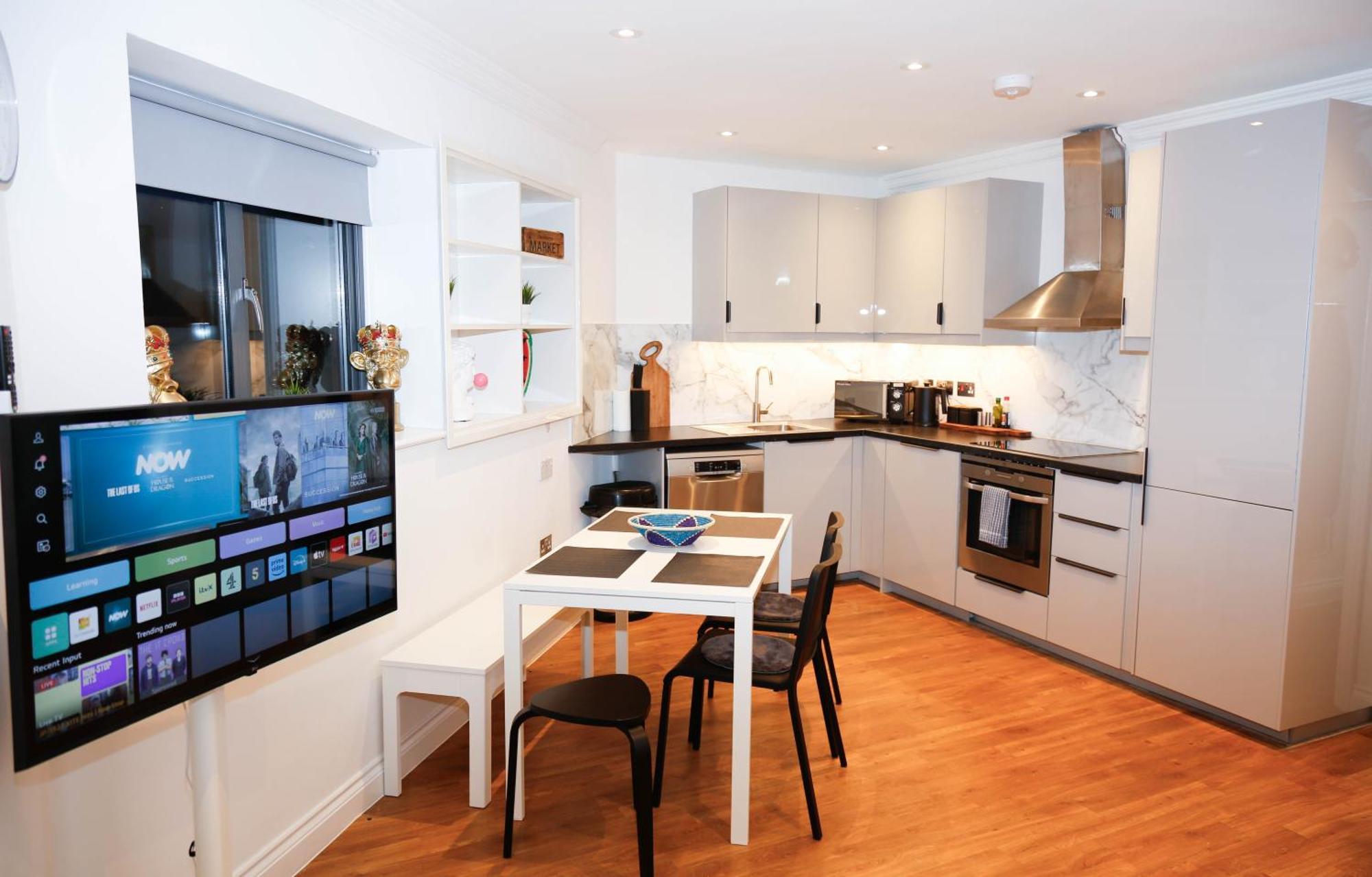 New Luxury Apartments In Central Location Next To Shops, Cafes, Bars & Metro Londra Dış mekan fotoğraf