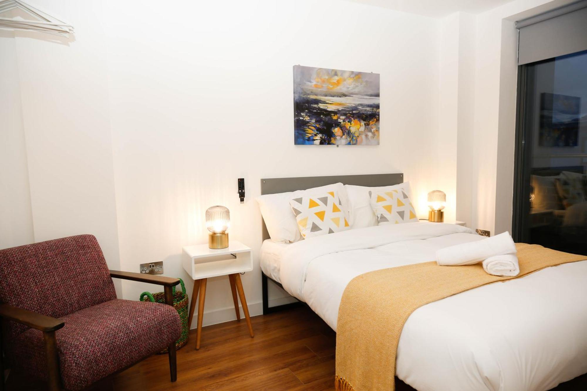 New Luxury Apartments In Central Location Next To Shops, Cafes, Bars & Metro Londra Dış mekan fotoğraf
