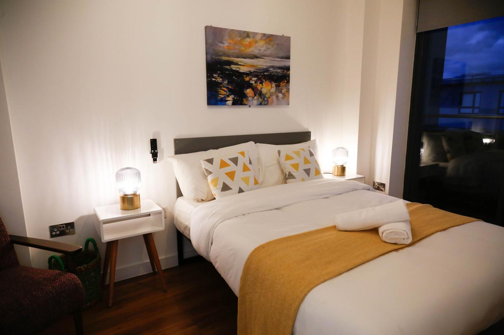 New Luxury Apartments In Central Location Next To Shops, Cafes, Bars & Metro Londra Dış mekan fotoğraf