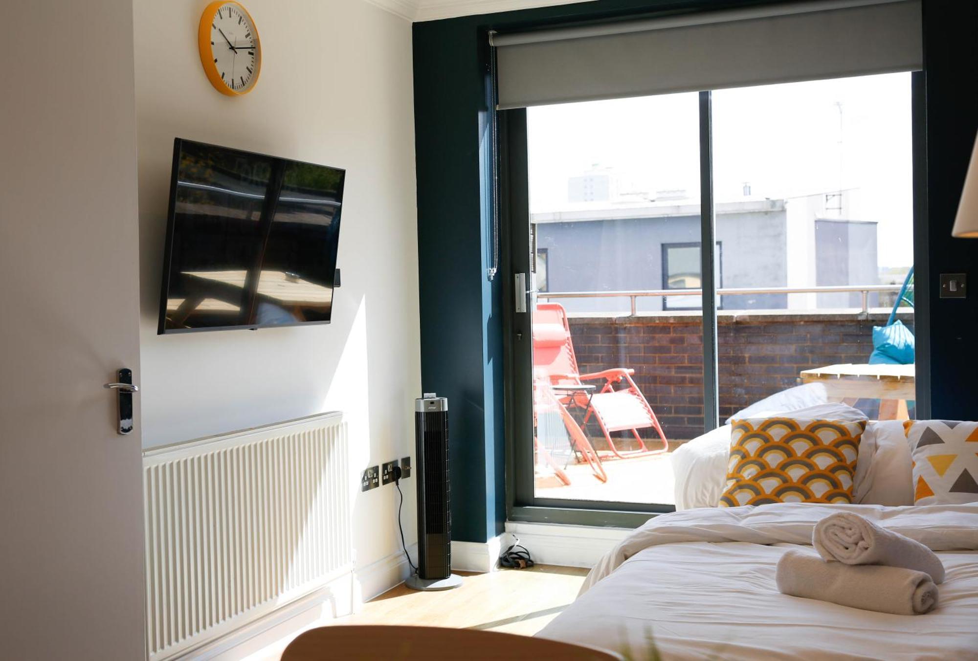 New Luxury Apartments In Central Location Next To Shops, Cafes, Bars & Metro Londra Dış mekan fotoğraf