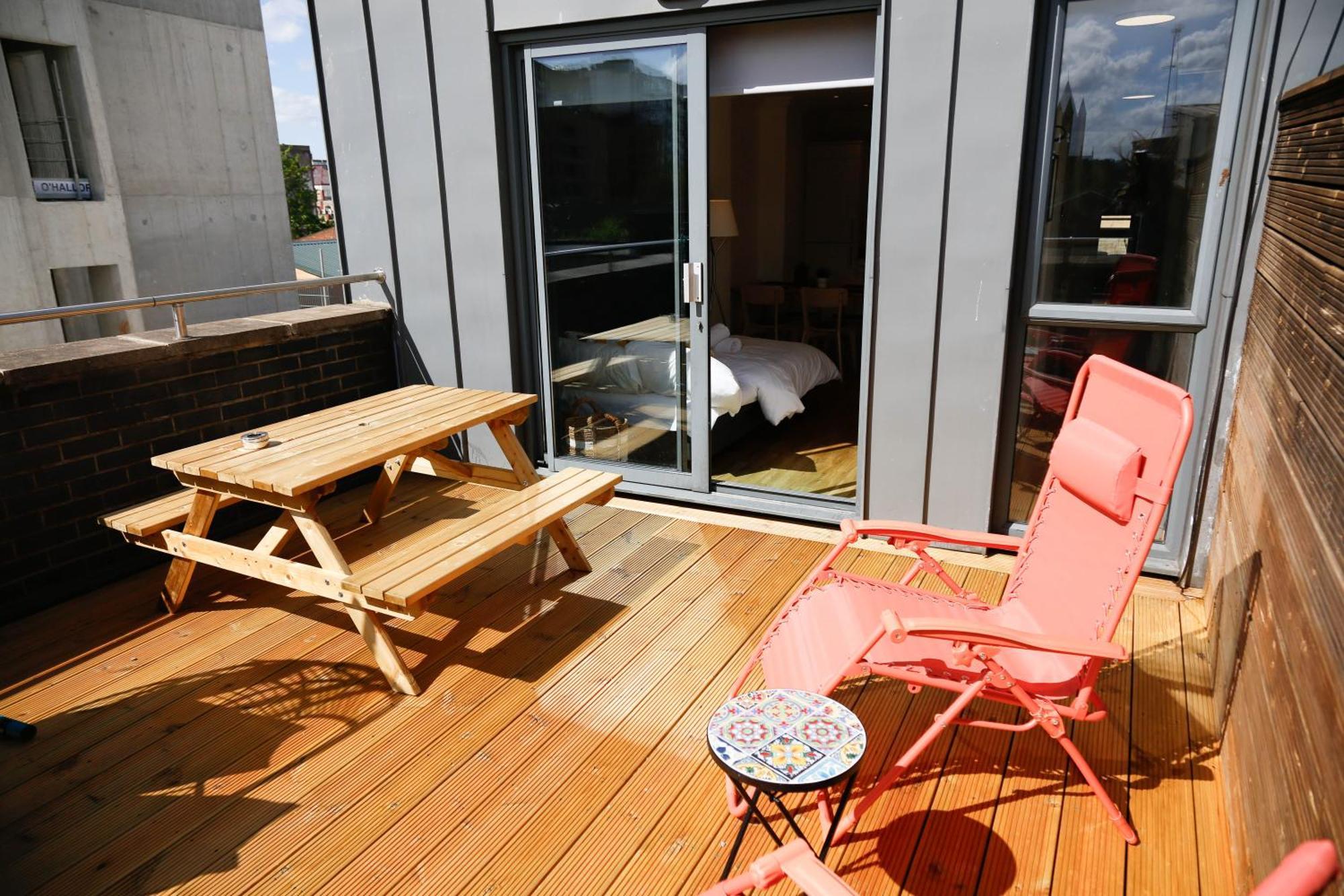 New Luxury Apartments In Central Location Next To Shops, Cafes, Bars & Metro Londra Dış mekan fotoğraf