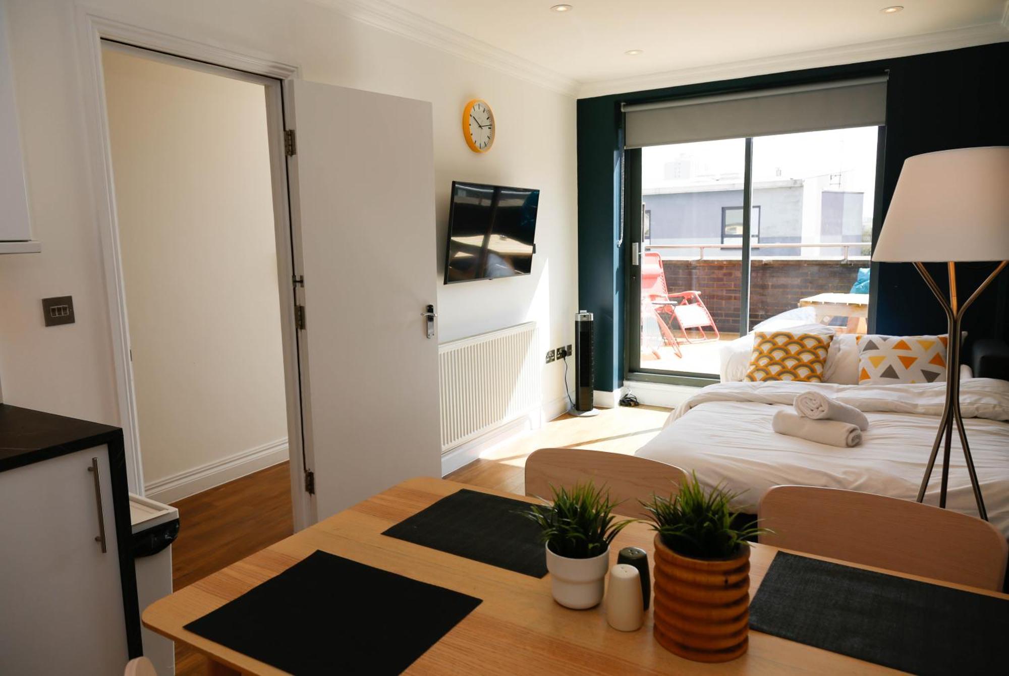 New Luxury Apartments In Central Location Next To Shops, Cafes, Bars & Metro Londra Dış mekan fotoğraf